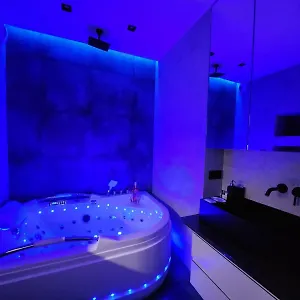  Apartment House: With Jacuzzi, Prosecco & Wellness Facilities